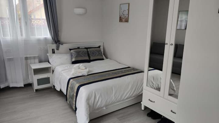 Chambre Privee Pour 4 Personnes En Banlieue Parisienne A 봉디 외부 사진