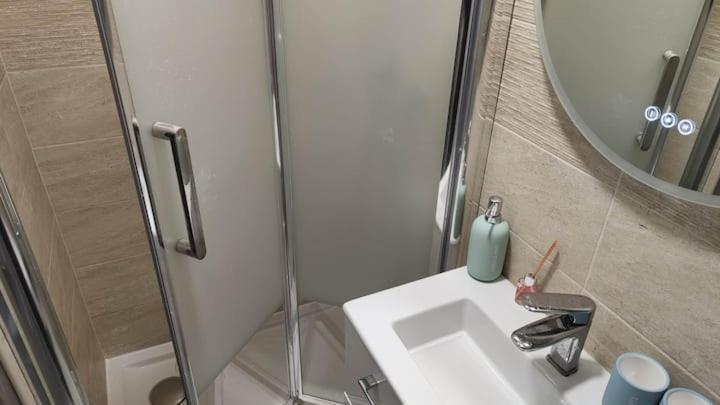 Chambre Privee Pour 4 Personnes En Banlieue Parisienne A 봉디 외부 사진